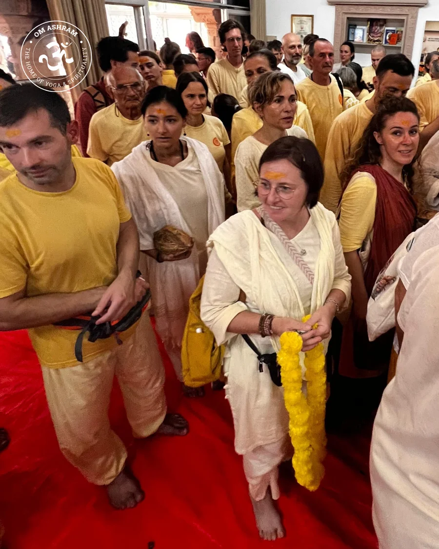 A massive crowd of disciples waiting in the ashram hall.